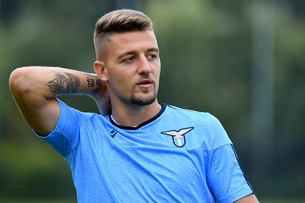 Theo Il Messaggero, Lazio lên kế hoạch trói chân Sergej Milinkovic-Savic nhằm tránh bị các ông lớn dòm ngó. Theo đó, mức phí giải phóng hợp đồng của chàng trai sinh năm 1995 sẽ được nâng lên tối thiểu 100 triệu euro.