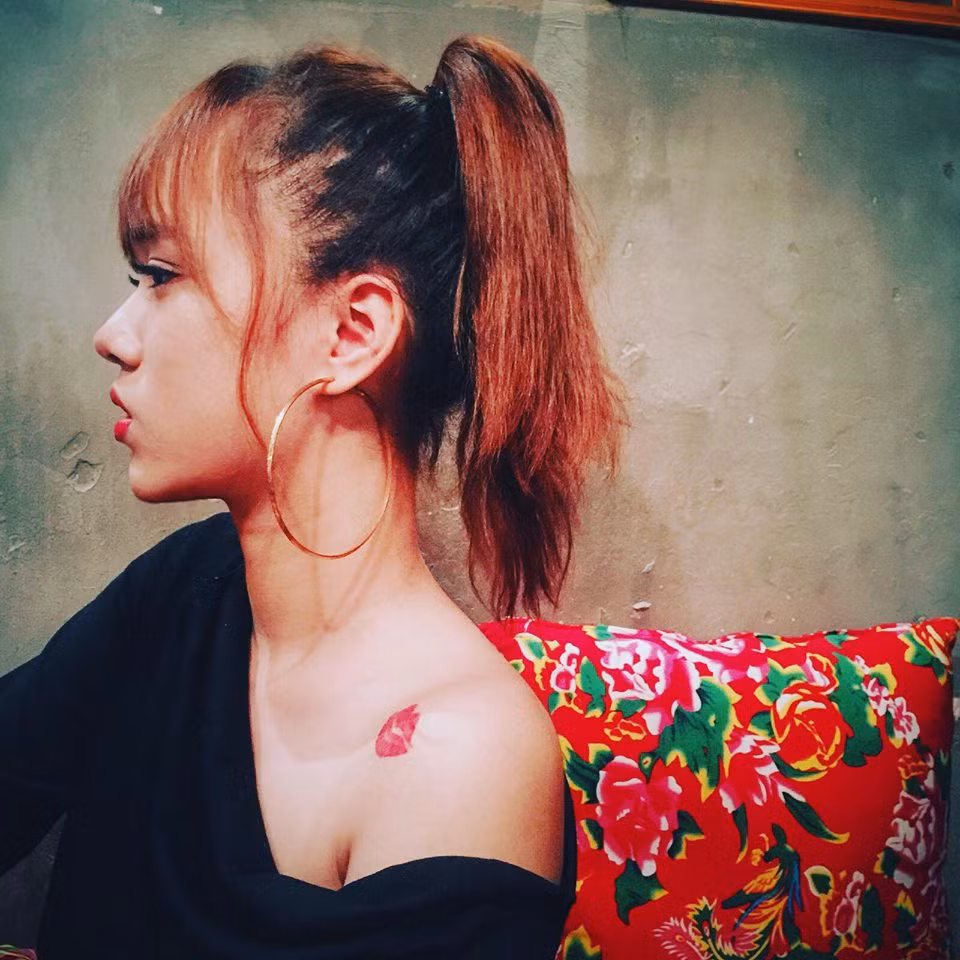 Nhưng trước khi đạt được những thành tích như hiện tại là cả một quãng đường dài, phấn đấu và vượt qua cú sốc tinh thần năm 11 tuổi của Hải Ly. Cuối năm cấp 1, vết thương ở gót chân thiếu chút nữa đã lấy đi toàn bộ một bên chân của cô gái 9X này.