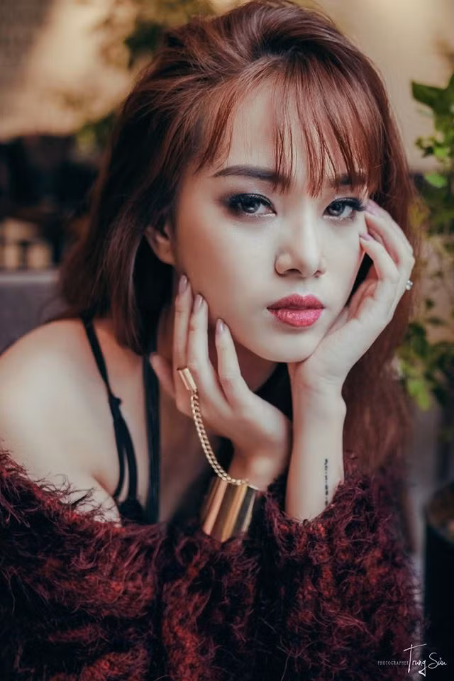 Hải Ly chia sẻ: "Suốt 10 năm mình đã bị ám ảnh bởi vết sẹo mổ như thế, tự kỷ lắm, gặp ai cũng sợ người ta phát hiện ra cái sẹo xấu xí, tưởng chừng sẽ trở thành cái bóng tối tăm trùm lên cuộc đời mãi. Cứ như thế, đến khi vào cấp 2 thì mình đã tập tễnh đi được. Mọi người ngạc nhiên lắm, nhưng đúng là điều kỳ diệu đã đến với mình”. Ảnh: Trung Sửu.