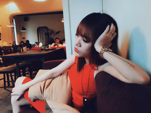 Hiện tại ngoài công việc quản lý bar, làm mẫu và chạy show PG, Hải Ly còn học mix nhạc, và đang hướng tới hình tượng nữ DJ xinh đẹp quyến rũ. Chưa dừng lại ở đó, cô nàng còn là một người mẫu bán chuyên nghiệp được nhiều nhiếp ảnh gia tại Hà thành săn đón. Ảnh trong bài: FBNV.