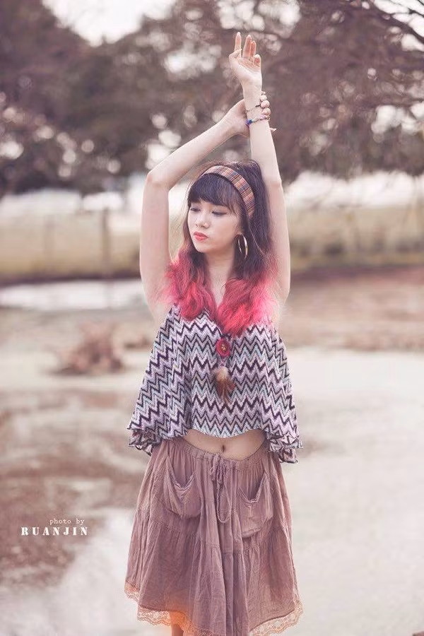 Nhưng nỗi ám ảnh của Hải Ly chưa dừng lại ở đó, khi mọi thứ còn tồi tệ hơn khi bạn bè trêu chọc Ly bởi chân cô băng bó, đi tập tễnh. Đó là điều quá kinh khủng với 1 cô bé mới 11 tuổi. Ảnh: Ruanjin.