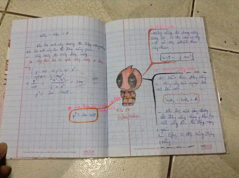 Theo chia sẻ của thành viên đăng tải những bức ảnh về quyển vở ghi Vật Lý lớp 10 bá đạo này thì đây là cách học theo sơ đồ tư duy của cậu em trai với sự hướng dẫn của giáo viên bộ môn.