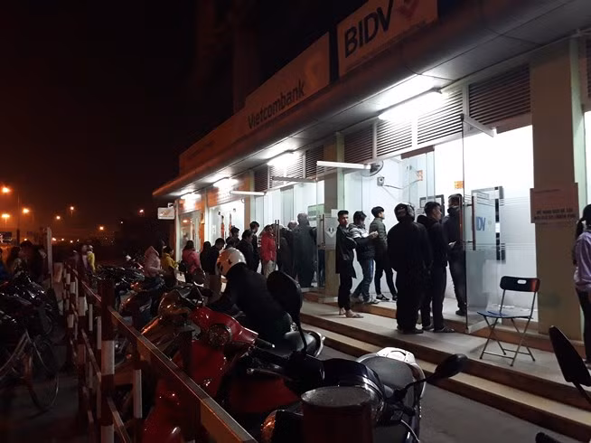 Tình trạng máy ATM không thể rút tiền đã trở thành câu chuyện "đến hẹn lại lên" vào mỗi dịp Tết. Và dù năm nào Ngân hàng nhà nước cũng có chỉ đạo khắc phục nhưng bài toán vẫn chưa được giải.