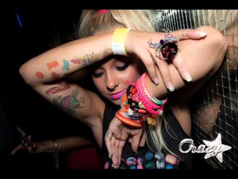 Trên trang cá nhân, người đẹp thường xuyên đăng tải những hình ảnh ăn mặc mát mẻ khoe ngực và bộ sưu tập hình xăm trên cơ thể.