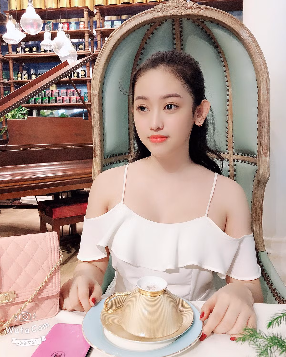 Thúy Vi là đại diện cho dàn hot girl thị phi thích hưởng thụ khi đi du lịch, chỉ ở trong khách sạn nghỉ ngơi, chụp ảnh "sương sương".