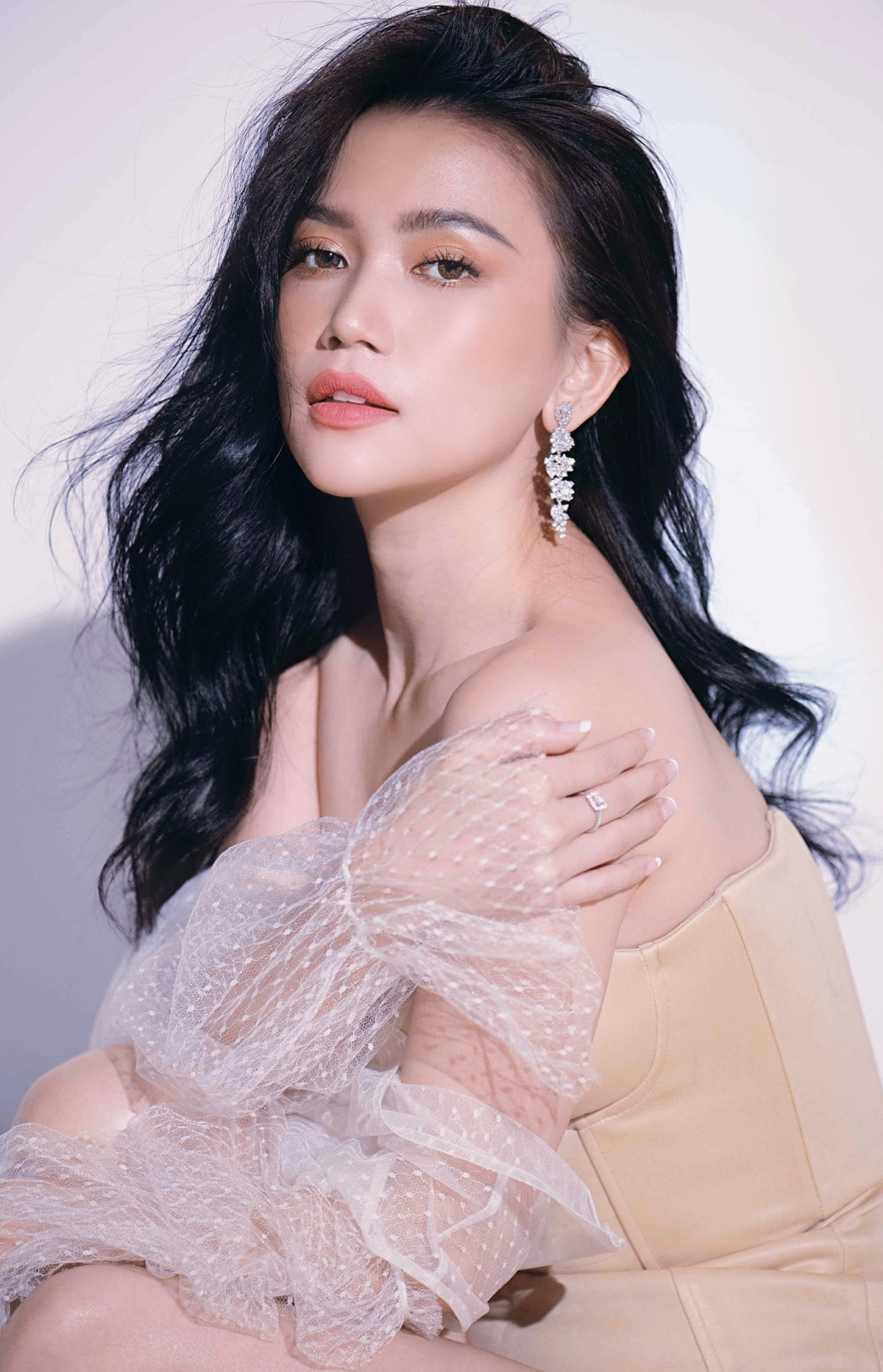 Cùng một chuyến đi biển hồi tháng 08/2018, Sĩ Thanh đăng tới 14 bức ảnh bikini để check-in cùng 1 background mới chịu.