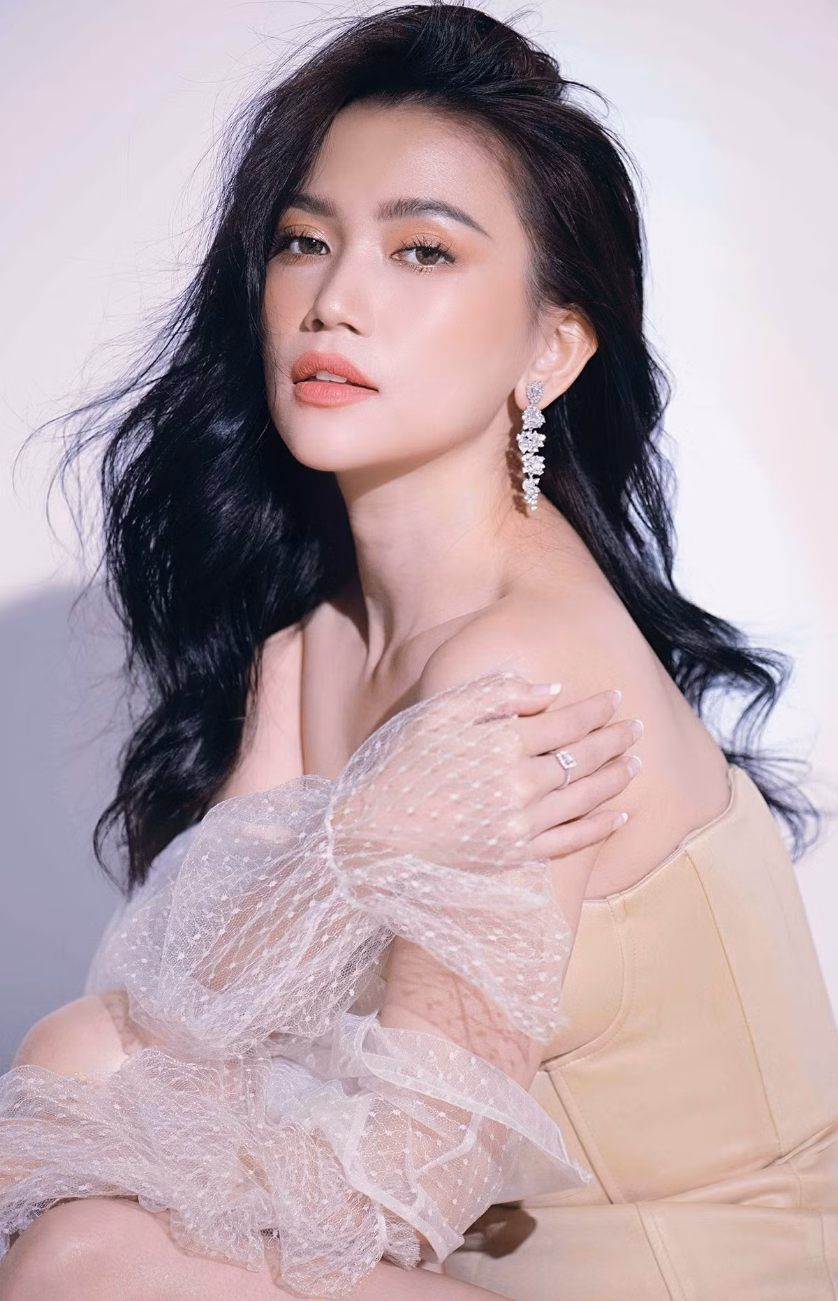 Cùng một chuyến đi biển hồi tháng 08/2018, Sĩ Thanh đăng tới 14 bức ảnh bikini để check-in cùng 1 background mới chịu.