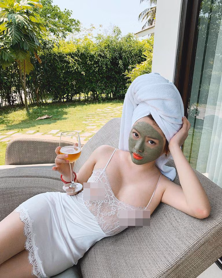 Vẫn là kiểu du lịch sống ảo là chính, cuối tháng 4 Thúy Vi có 1 chuyến nghỉ dưỡng tránh đợt nóng Sài Gòn. Nhưng nàng hot girl scandal chẳng khám phá gì nơi đến mà chỉ chăm chăm chụp ảnh diện bikini khoe thân.