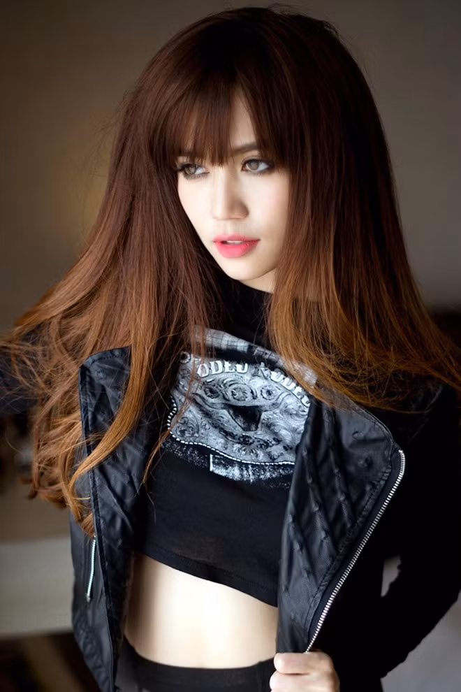 Khỏi phải bàn cãi, Sĩ Thanh cực mê đi biển diện bikini khoe body nuột nà, gợi cảm. Tất nhiên đi 1 chuyến thì cô cũng phải mang “sương sương” chục bộ rồi.