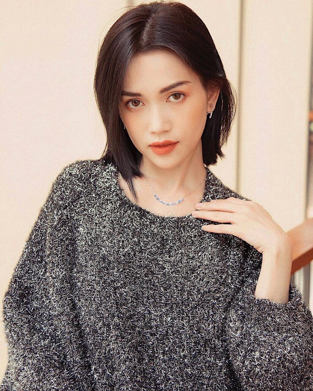 Lướt nhanh Instagram của Sĩ Thanh, có thể thấy ngoài niềm ưa thích đồ hiệu, cô nàng cũng thường xuyên đi du lịch, nghỉ dưỡng, nhưng chủ yếu cũng chỉ để chụp ảnh.