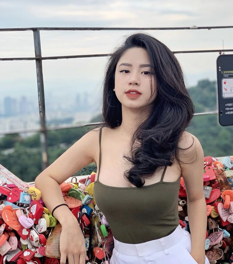 Mỗi chuyến đi du lịch, Hàn Hằng thường ở trong resort chụp ảnh liền tù tì, thay mấy bộ bikini liền. Ảnh nào cô cũng tận dụng để… quảng cáo triệt để.