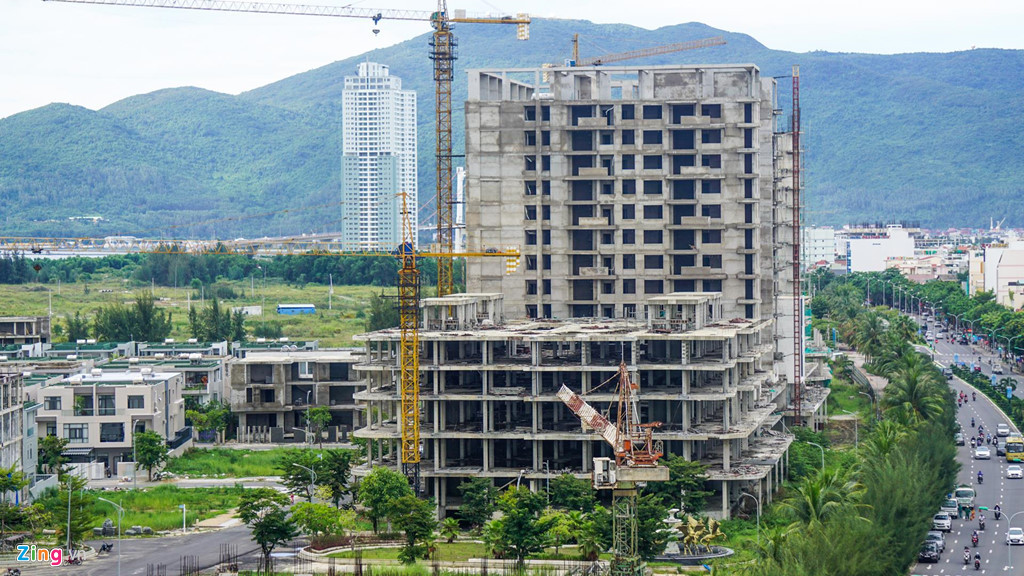 "Giá mỗi căn biệt thự ở đây là 4-9 tỷ đồng tùy theo diện tích. Chúng tôi đã đặt cọc hơn 80% số tiền nhưng đến nay vẫn chưa nhận được nhà", bà Nguyễn Thị Lợi (ngụ Hà Nội) thông tin.