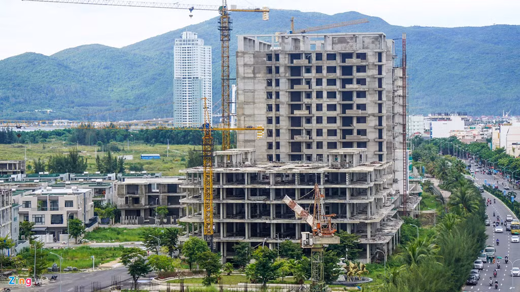 "Giá mỗi căn biệt thự ở đây là 4-9 tỷ đồng tùy theo diện tích. Chúng tôi đã đặt cọc hơn 80% số tiền nhưng đến nay vẫn chưa nhận được nhà", bà Nguyễn Thị Lợi (ngụ Hà Nội) thông tin.