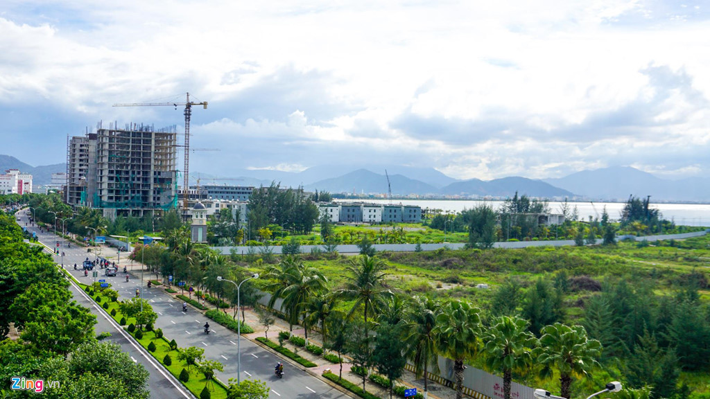 Cũng trong năm 2016, dư luận bắt đầu nghi vấn về tính pháp lý của dự án này. Tháng 3/2017, Sở Xây dựng TP Đà Nẵng đình chỉ thi công dự án này vì chủ đầu tư chưa có đánh giá tác động môi trường, các cơ quan chức năng chưa thẩm định phương án phòng cháy, chữa cháy trước khi khởi công xây dựng.