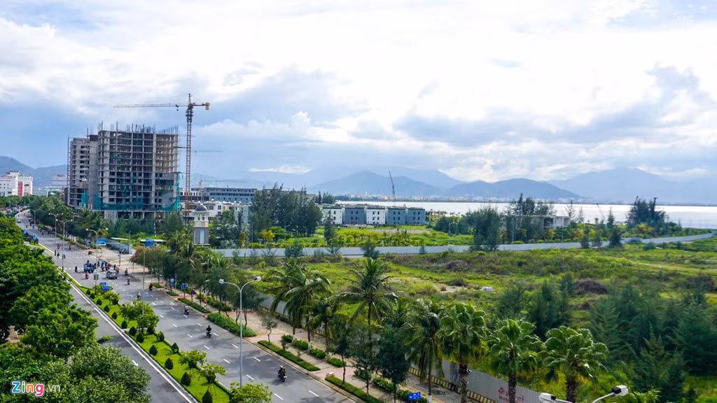 Cũng trong năm 2016, dư luận bắt đầu nghi vấn về tính pháp lý của dự án này. Tháng 3/2017, Sở Xây dựng TP Đà Nẵng đình chỉ thi công dự án này vì chủ đầu tư chưa có đánh giá tác động môi trường, các cơ quan chức năng chưa thẩm định phương án phòng cháy, chữa cháy trước khi khởi công xây dựng.