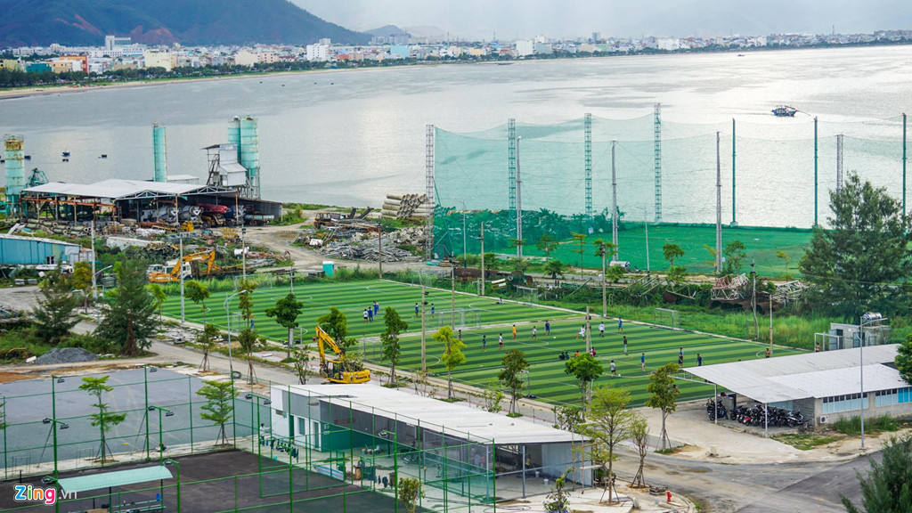 Vị luật sư khuyến cáo người mua nhà đất cần tỉnh táo, rà soát, kiểm tra tính pháp lý các sản phẩm nhà đất đủ điều kiện chuyển nhượng, nhằm đảm bảo an toàn cho tài sản của mình. Trong ảnh: Một sân bóng trong dự án.