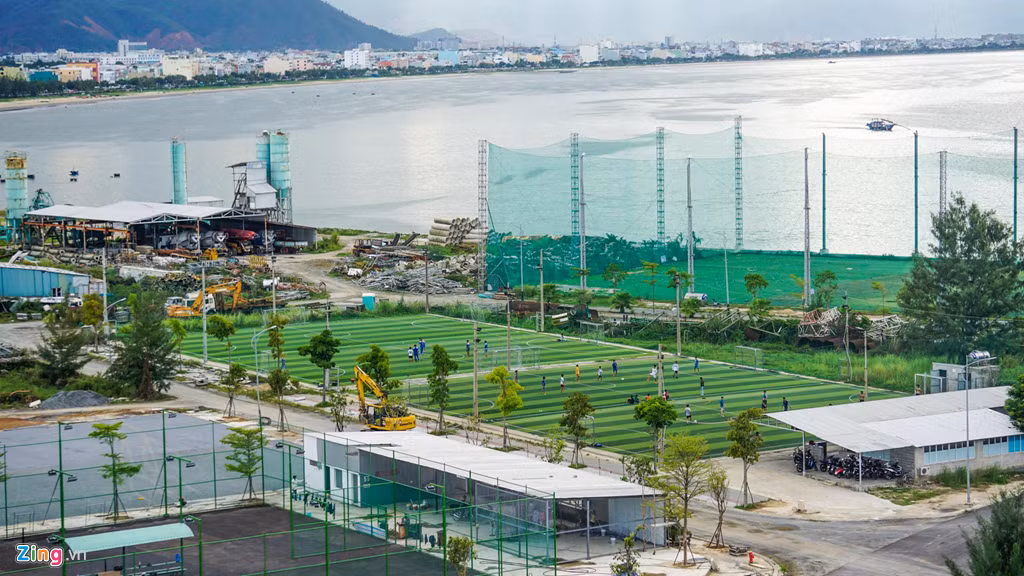 Vị luật sư khuyến cáo người mua nhà đất cần tỉnh táo, rà soát, kiểm tra tính pháp lý các sản phẩm nhà đất đủ điều kiện chuyển nhượng, nhằm đảm bảo an toàn cho tài sản của mình. Trong ảnh: Một sân bóng trong dự án.