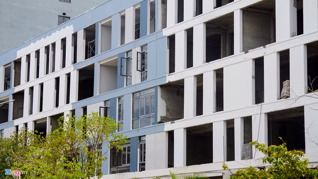 Theo tìm hiểu của Zing.vn, một trong những vướng mắc lớn hiện nay của dự án The Sunrise Bay là UBND TP Đà Nẵng nhiều lần điều chỉnh quy hoạch xây dựng 1/500 nên dẫn đến việc thay đổi mục đích sử dụng đất.