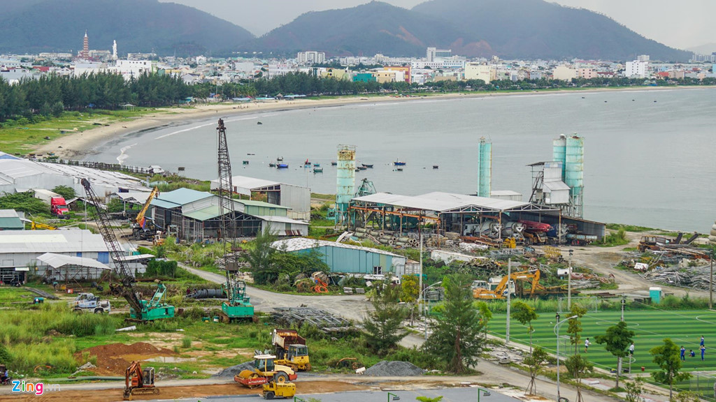 Luật sư Lê Cao (Đoàn Luật sư Đà Nẵng) cho biết những khách hàng đặt cọc mua nhà phố, biệt thự tại dự án này có thể kiện chủ đầu tư. Bởi hợp đồng giữa người dân và chủ đầu tư được xác lập tự nguyện, các giao dịch mang tính dân sự nên khi xảy ra rủi ro, khách hàng có thể yêu cầu đơn vị bán sản phẩm trả lại tiền.