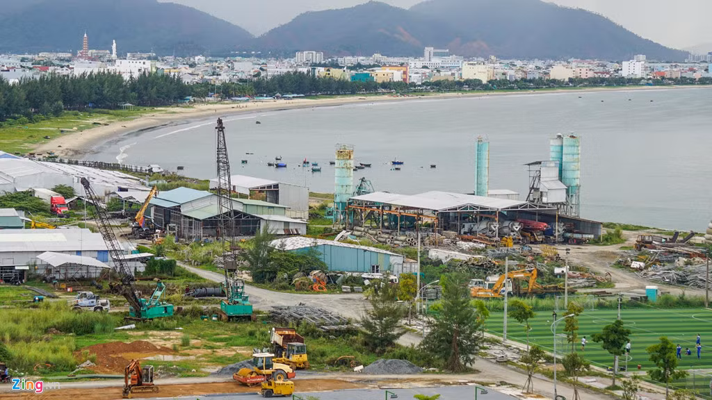 Luật sư Lê Cao (Đoàn Luật sư Đà Nẵng) cho biết những khách hàng đặt cọc mua nhà phố, biệt thự tại dự án này có thể kiện chủ đầu tư. Bởi hợp đồng giữa người dân và chủ đầu tư được xác lập tự nguyện, các giao dịch mang tính dân sự nên khi xảy ra rủi ro, khách hàng có thể yêu cầu đơn vị bán sản phẩm trả lại tiền.