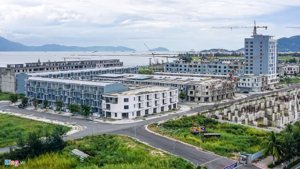 Đến tháng 6/2017, Thanh tra Chính phủ công bố quyết định thanh tra toàn diện khu đô thị Đa Phước. Khi đối tượng Vũ "Nhôm" dính vòng lao lý khiến nhiều khách hàng đặt cọc mua nhà, biệt thự ở dự án này hoang mang. Bởi lẽ, khi thực hiện hợp đồng đặt cọc, chủ đầu tư hứa năm 2018 sẽ bàn giao nhà, biệt thự cho khách hàng.