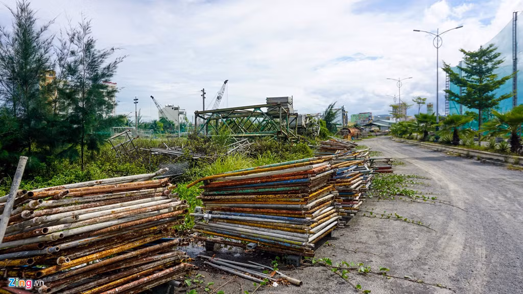 "Nếu không được chủ đầu tư trả lại tiền, khách hàng có quyền kiện ra tòa để đòi lại tiền đã đặt cọc", luật sư Cao nhận định. Trong ảnh: Nhiều đồ dùng để thi công công trình bị vứt bừa bãi, hoen gỉ.