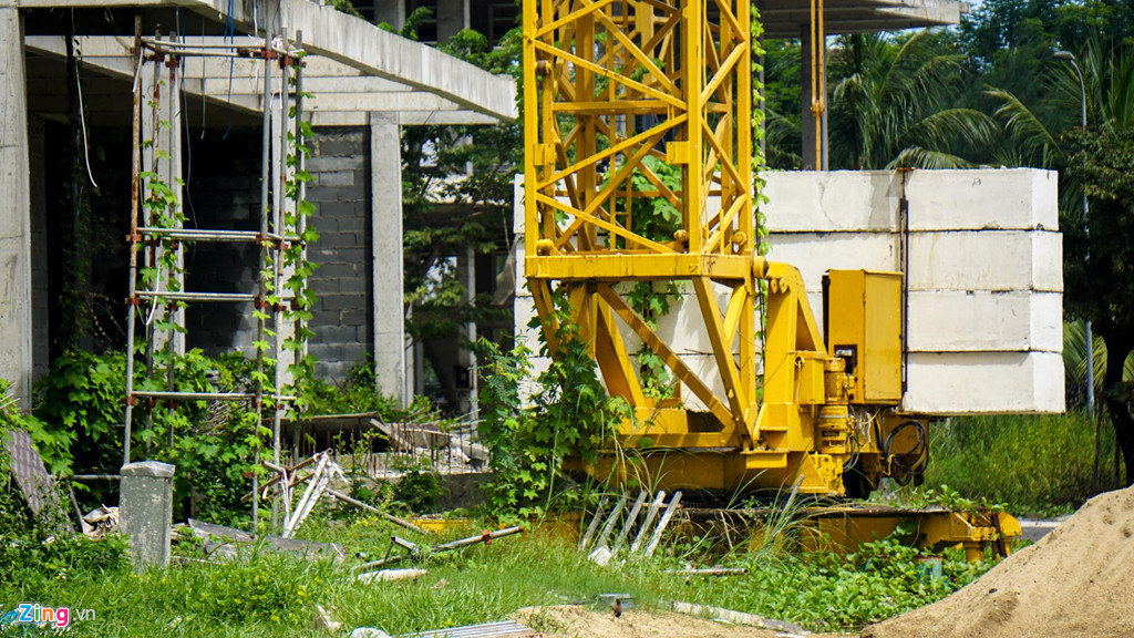 Điều đáng nói là những lần điều chỉnh này UBND TP Đà Nẵng không yêu cầu chủ đầu tư lập báo cáo đánh giá tác động môi trường bổ sung là trái quy định. Thậm chí, đến nay chủ đầu tư chưa hoàn thành nghĩa vụ tài chính theo quy định của pháp luật. Trong ảnh: Bên trong dự án hoang tàn, cỏ mọc um tùm.
