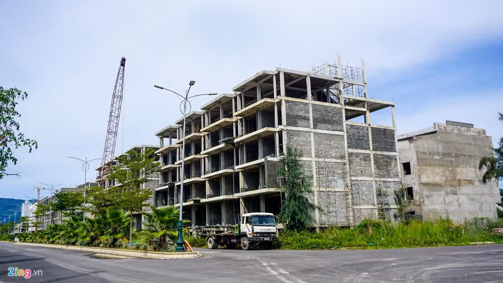 Thời gian qua, hàng trăm khách hàng đã đến văn phòng dự án The Sunrise Bay, yêu cầu chủ đầu tư giải thích về tình trạng dự án và tiến độ bàn giao nhà, biệt thự cho họ.