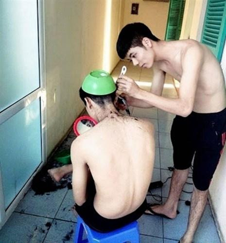 Cắt tóc bằng bát cũng là một sản phẩm đặc trưng của các bạn sinh viên tại Việt Nam.