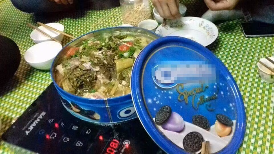 Mới đây, hình ảnh ăn lẩu bằng hộp sắt của các bạn sinh viên đã khiến cư dân mạng bái phục với việc khắc phục hoàn cảnh khó khăn của họ.