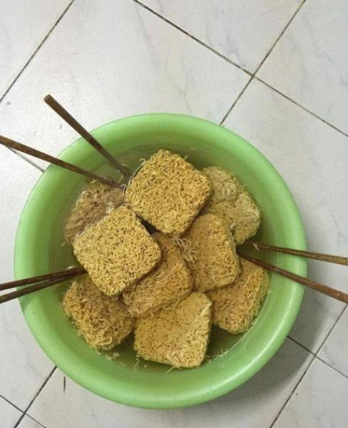 Với sinh viên, bữa ăn của họ là tranh thủ. Vậy nên cho mì vào chậu để nấu là những hình ảnh rất quen thuộc trong những phòng kí túc xá.