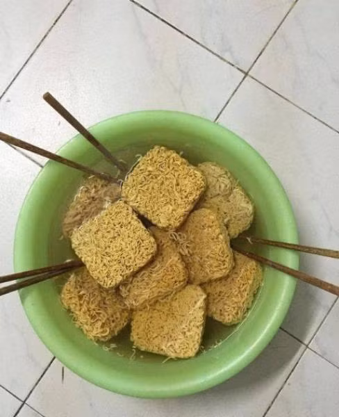 Với sinh viên, bữa ăn của họ là tranh thủ. Vậy nên cho mì vào chậu để nấu là những hình ảnh rất quen thuộc trong những phòng kí túc xá.