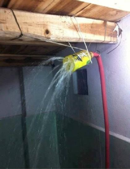 Khi muốn tắm vòi hoa sen thì việc đơn giản nhất đó là cắt vỏ chai và đục những lỗ nhỏ.