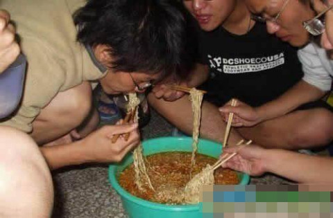 Cùng nhau ăn chung một chậu mì đã trở thành niềm vui với các bạn sinh viên.