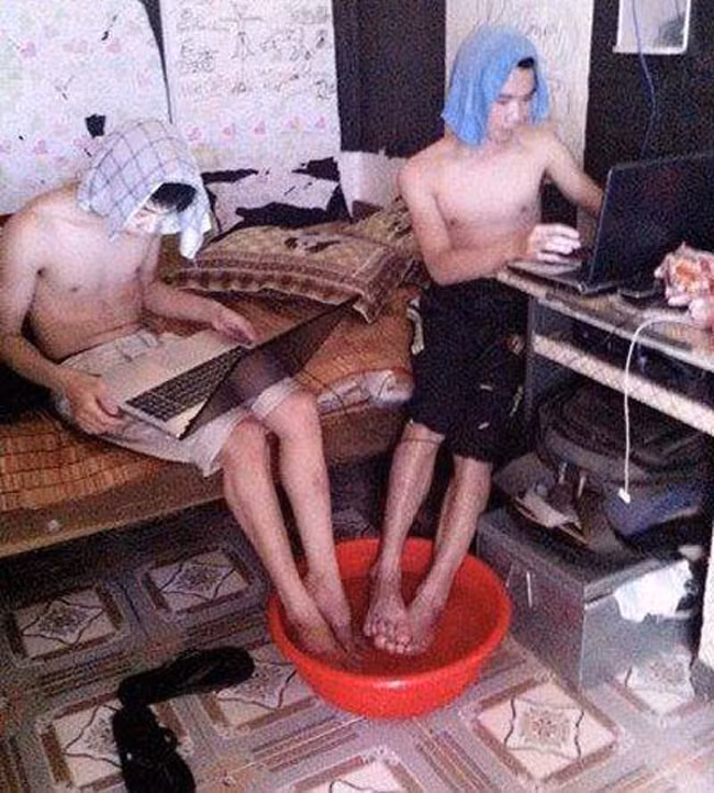 Trong những ngày nóng tại Hà Nội, các bạn sinh viên trong ký túc cũng nghĩ ra cách thức để hạ nhiệt cơ thể.