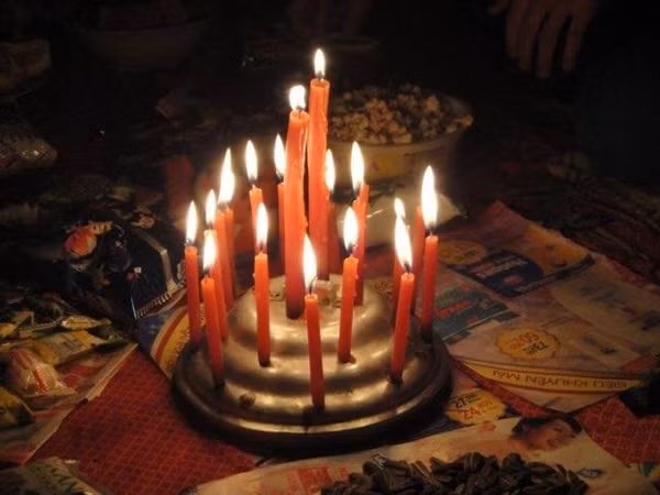 Nếu như chưa kịp chuẩn bị cơm cháy cơm thì các bạn sinh viên cũng nhanh trí để hóa giải hoàn cảnh khó khi không có bánh kem trong ngày sinh nhật bằng chiếc nắp vung nhiều tầng.