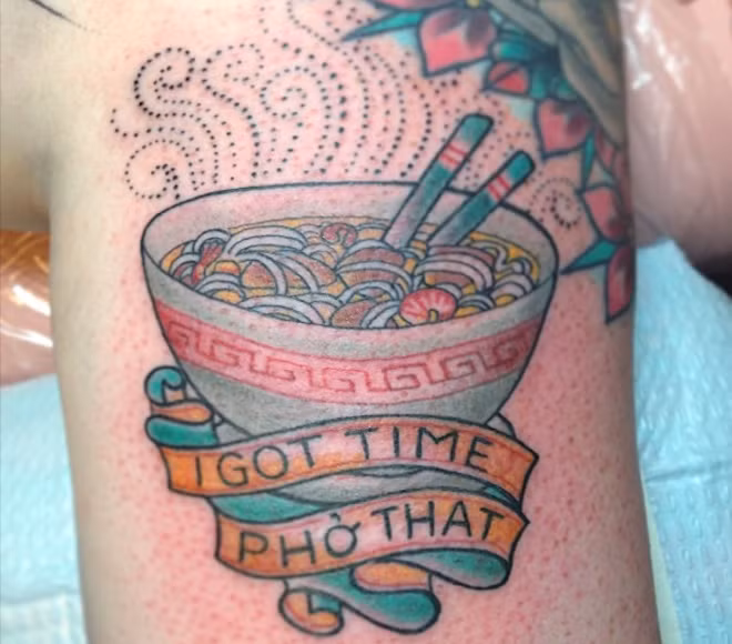 Phở được 1 người nước ngoài xăm lên cánh tay mình.