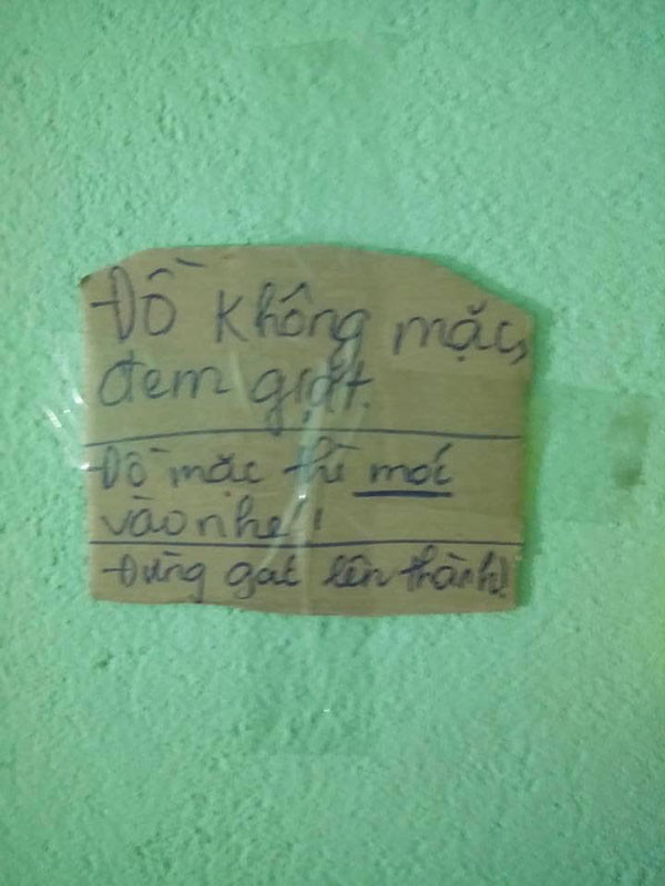 Họ sử dụng những tấm bìa carton cũ, cắt thành từng mảnh nhỏ và ghi rõ các quy tắc chi tiết về cách sử dụng, giữ gìn vệ sinh chỗ ở, nấu ăn, cất giữ đồ dùng cá nhân,...