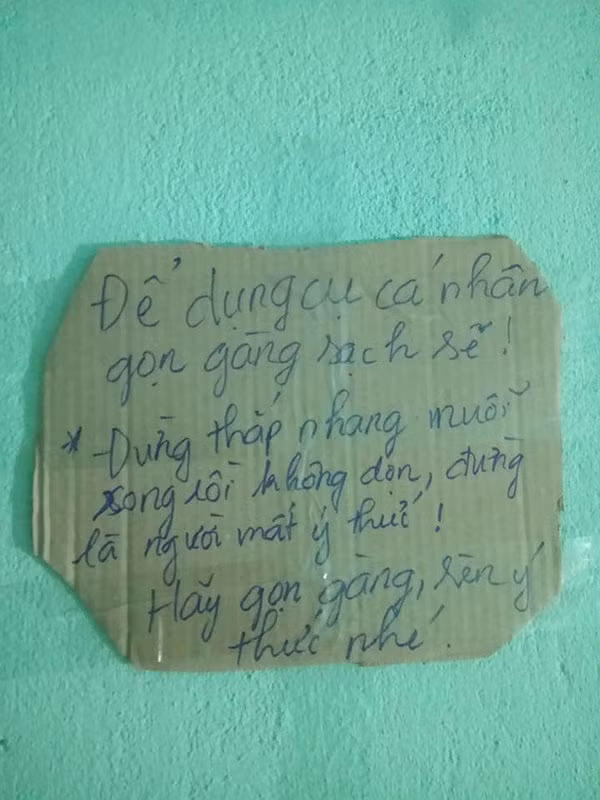 Hiện tại, bảng nội quy của 3 chàng sinh viên vẫn đang là chủ đề được bàn tán rôm rả. Tuy nhiên, theo tìm hiểu, những bức ảnh này đã từng được đăng tải lên mạng xã hội cách đây 2 năm. Và bảng nội quy này do 3 nam sinh có tên Toàn, Tuấn, Thắng (ĐH Bình Dương, TP. Thủ Dầu Một, tỉnh Bình Dương) thiết kế.