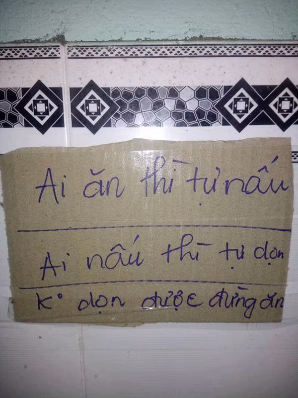 Dù các nội quy có vẻ "khắt khe" và tỉ mỉ quá mức nhưng cả 3 chàng sinh viên đều chấp nhận được và cùng ký tên vào tờ giấy xác nhận sẽ thực hiện, tuân thủ đúng bảng quy tắc phòng trọ đã đề ra.