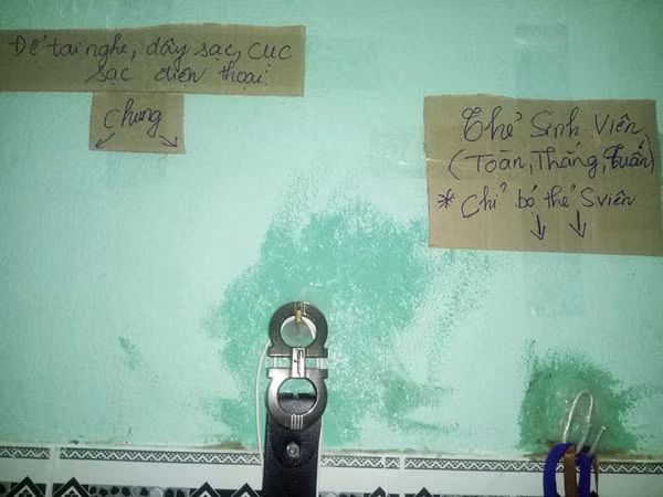 Để thực hiện việc ăn ở sạch sẽ, 3 chàng trai đã cùng nhau thiết kế loạt bảng quy tắc nghiêm ngặt, ghi tỉ mỉ những nội dung cần phải tuân thủ.