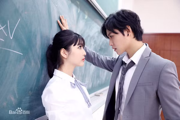 Theo một số nguồn tin tiết lộ, "lớp học trong mơ của các cô gái" thực ra là lớp bồi dưỡng tài năng của một công ty giải trí. Nhằm tạo ra một thế hệ thần tượng mới toàn năng trong tương lai, công ty đã mở lớp đào tạo các kỹ năng tổng hợp như: hát, nhảy, diễn xuất, hình thể, ngôn ngữ.