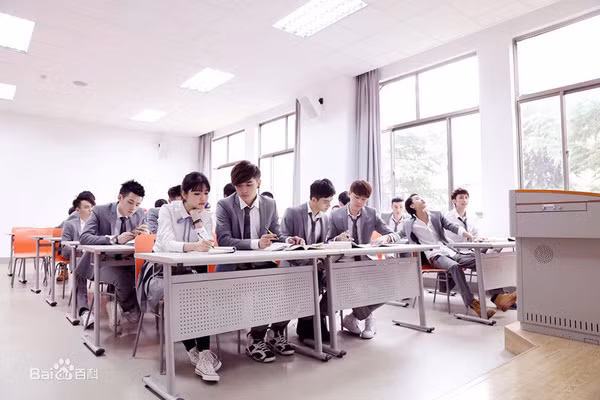 Trong những bức ảnh chụp tập thể lớp, một cô gái được tận 26 mỹ nam đẹp trai vây quanh. Chính bởi điều này mà nhiều cư dân mạng Trung Quốc đã phải ghen tỵ và không khỏi ước mình được đứng ở vị trí đó.