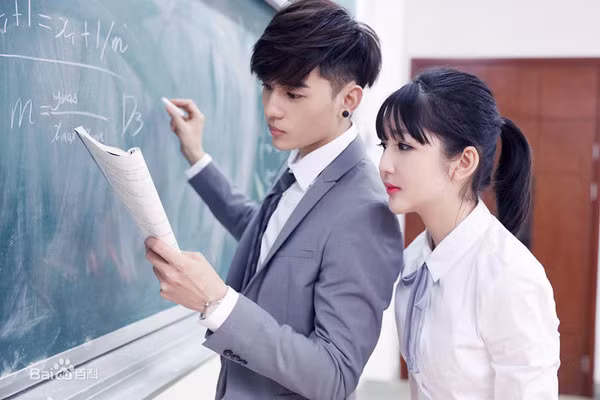 Được biết chính Nhĩ Thủy là cô gái được vinh dự chụp ảnh với một lớp học toàn những mỹ nam này.