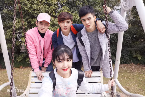 Được biết, các thành viên của "lớp học nam thần" sẽ debut với cái tên ZERO-G trong thời gian tới với sản phẩm đầu tiên. Các "nam thần" của ZERO-G đều trong độ tuổi từ 18 đến 20 và mỗi thành viên của nhóm đều có những thế mạnh riêng.