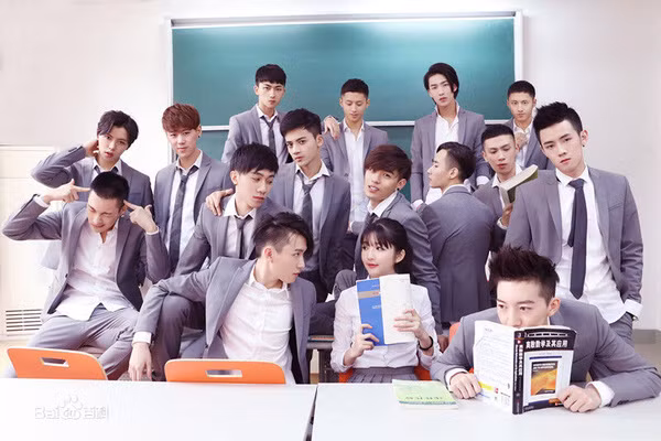 Bộ ảnh kỉ yếu của lớp học toàn trai đẹp được cô gái Nhĩ Thủy đã đăng tải lên mạng xã hội và rất nhanh chóng bộ ảnh thu hút được chú ý rất lớn từ dư luận Trung Quốc và đặc biệt là từ những bạn nữ.