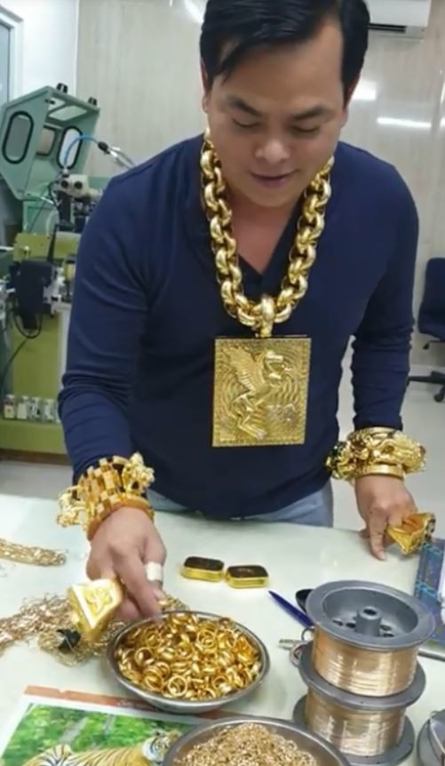 Lý giải cho hành động của mình, Phúc XO cho rằng bản thân thấy người dân hiếu kỳ nên sử dụng vàng giả để làm truyền thông, "câu view", giúp bản thân nổi tiếng, thuận lợi cho việc kinh doanh.