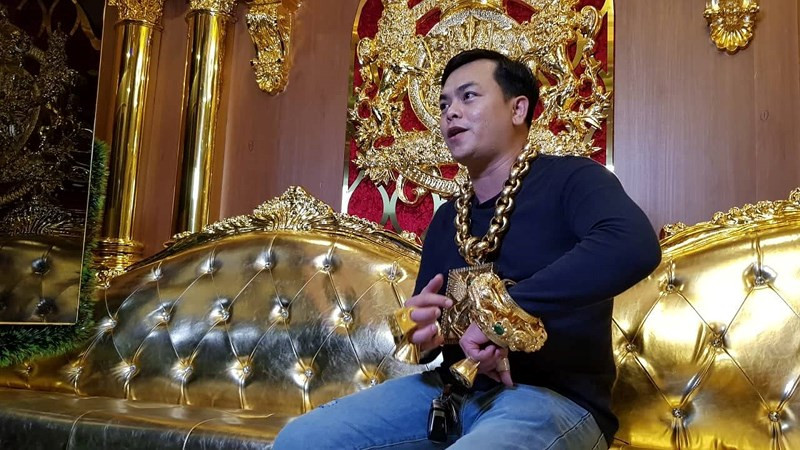 Để phục vụ thú vui khoe của, Phúc XO còn bỏ 15 triệu đồng để thuê 1 vệ sĩ chỉ để đỡ tấm bảng vàng trước cổ mình. Đồng thời thuê thêm 3-5 người để bảo vệ mỗi khi xuất hiện.