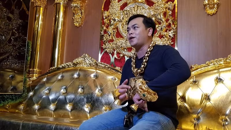 Để phục vụ thú vui khoe của, Phúc XO còn bỏ 15 triệu đồng để thuê 1 vệ sĩ chỉ để đỡ tấm bảng vàng trước cổ mình. Đồng thời thuê thêm 3-5 người để bảo vệ mỗi khi xuất hiện.