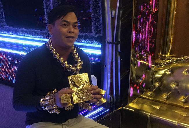 Biệt danh người đàn ông đeo vàng nhiều nhất Việt Nam cũng theo Phúc XO từ đây khi tên anh xuất hiện trên mạng xã hội.